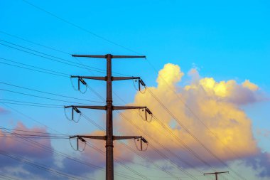 Yüksek gerilim direkleri, akşam gökyüzünde bulunan.