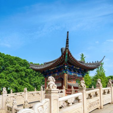 Göl kenarında Çin geleneksel klasik mimarisi