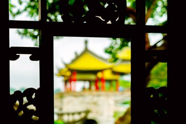 Wuting Köprüsü, Çin 'in Yangzhou kentindeki Slender Batı Gölü' nde bulunan ve aynı zamanda Lotus Köprüsü olarak da bilinen eski bir binadır..