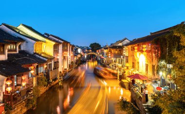 Suzhou, Çin Yangtze Nehri güneyinde birçok antik kentler ile ünlü su yeridir.