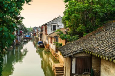 Suzhou, Çin Yangtze Nehri güneyinde birçok antik kentler ile ünlü su yeridir.