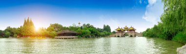 Wuting Köprüsü, Çin 'in Yangzhou kentindeki Slender Batı Gölü' nde bulunan ve aynı zamanda Lotus Köprüsü olarak da bilinen eski bir binadır..