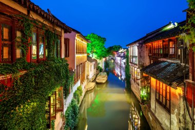 Suzhou, Çin Yangtze Nehri güneyinde birçok antik kentler ile ünlü su yeridir.