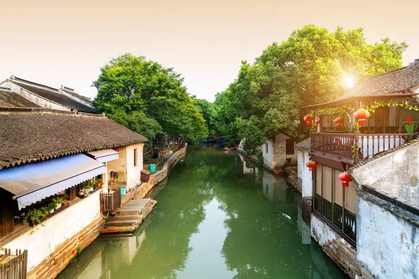 中国蘇州市は長江の南の多くの古代町の有名な水の町 — ストック写真