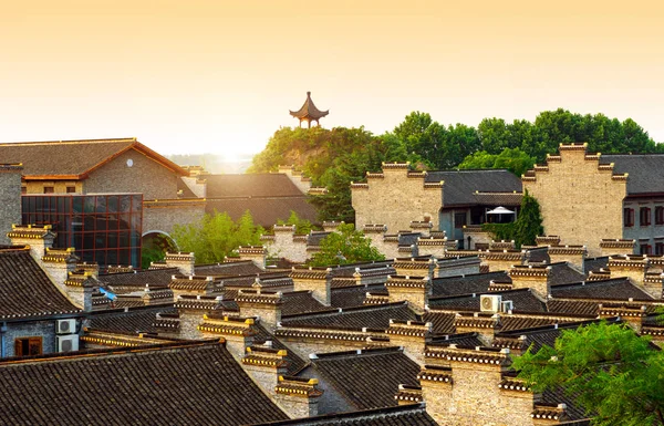 中国镇江民族风情建筑与宝塔 — 图库照片