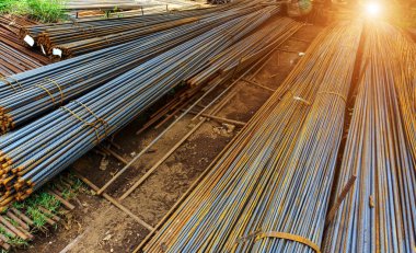 İnşaat alanında inşaat geçmişi olan beton takviyesi için çelik çubuk.