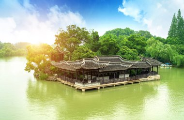 Slender Batı Gölü Çin, Yangzhou, Çin 'de ünlü manzaralı bir yerdir..