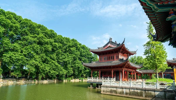 Arquitectura Clásica Tradicional China Junto Lago —  Fotos de Stock