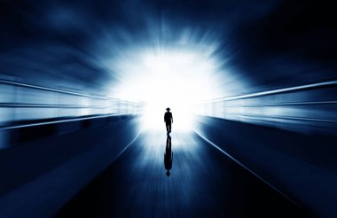 Yeraltı yaya Tüneli'nde üst şapkalı bir adam