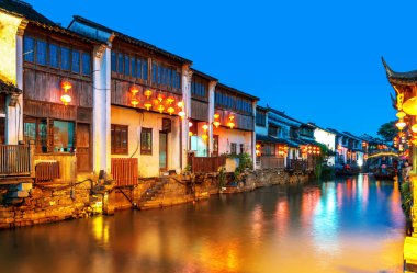 Suzhou, Çin Yangtze Nehri güneyinde birçok antik kentler ile ünlü su yeridir.
