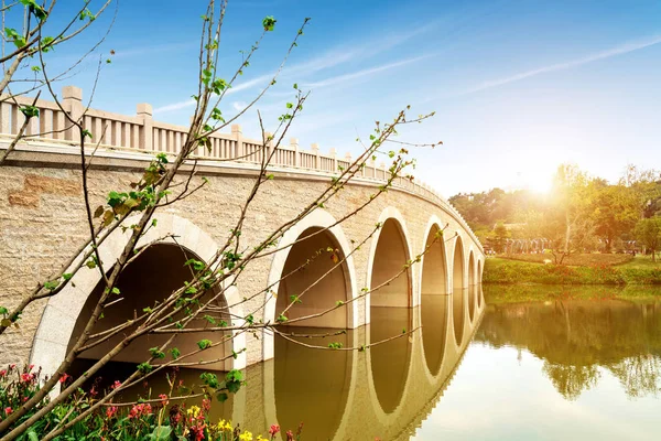 Ponte Arco Chinês Pedra Estilo Velho Uma Lagoa Verde Jardim — Fotografia de Stock