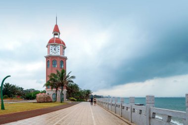 Kıyı şeridi, Haikou, Hainan, Çin yer alan antik çan kulesi.