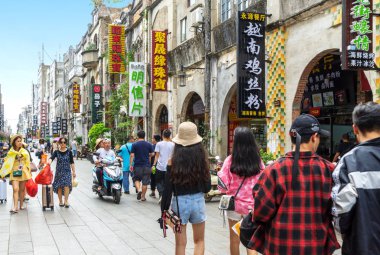 Beihai - Çin. Nisan 21,2018. Beihai eski Street, IOmuz bir sürü asırlık binalar, 9 metre genişliğinde 1.44 km uzunluğunda, 1883'te inşa edilmiş, sokak tam Çince ve Batı mimari arcade.
