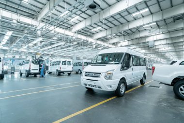 Jiangxi Çin-Eylül 4, 2017: Jiangxi otomobil üretim tesisinde bulunan, yeni araçların fabrika gitmeye hazır vardır.