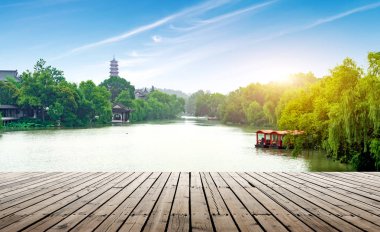 Slender Batı Gölü Çin, Yangzhou, Çin 'de ünlü manzaralı bir yerdir..