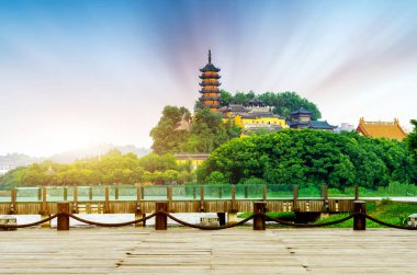Jinshan Yangtze Nehri güneyinde bir Budist kutsal yerdir. Zhenjiang, Çin.