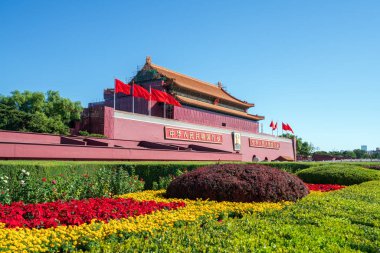 Beijing, Çin - 22 Eylül 2018: Tiananmen Kapısı Pekin, Çin. Çince metin kırmızı duvar okur Tarih: Çin ve dünyanın tüm halkların birliği çok yaşa.
