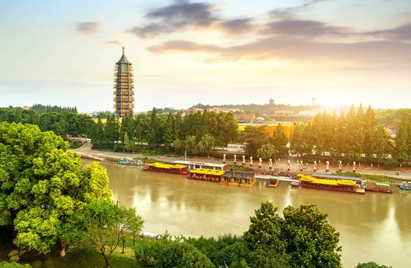 古运河与宝塔 中国城市景观 — 图库照片