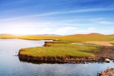 Güzel otlaklar, dağlar ve dolambaçlı nehirler mesafesindedir.