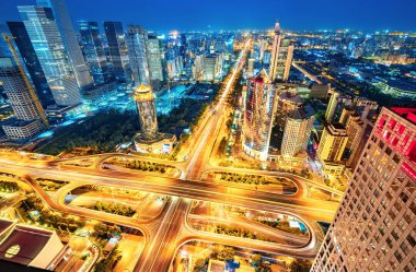 Şehrin finans bölgesinde yüksek binalar ve viyadükler, Pekin 'in gece manzarası, Çin.