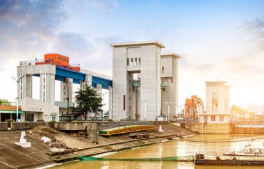 Çin'in Yangtze Nehri'nde ünlü Gezhouba büyük su koruma.