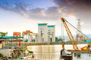 Çin'in Yangtze Nehri'nde ünlü Gezhouba büyük su koruma.
