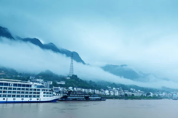 Viaje Rio Yangtze Com Vista Para Montanhas Cidade — Fotografia de Stock