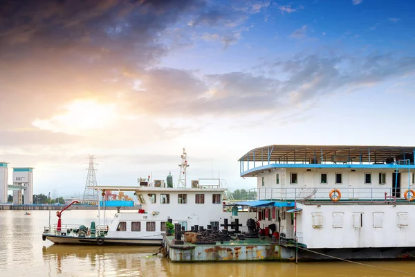 中国の揚子江で有名な葛州大規模な水利組合 — ストック写真