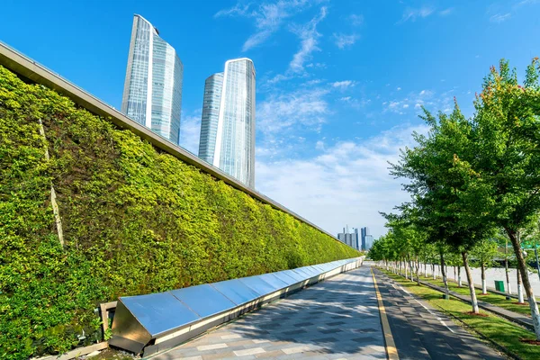 緑の植物の壁およびない人々 の歩道 — ストック写真