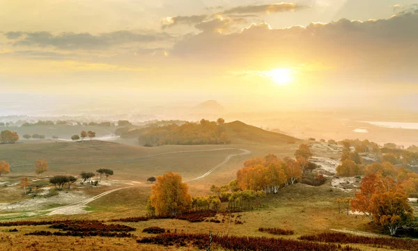 日の出 美しい山の景色と草原 — ストック写真
