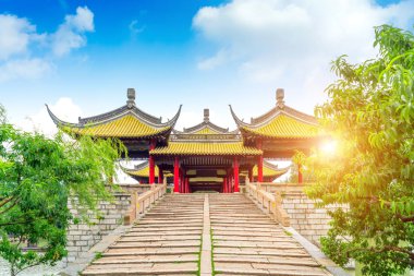 Wuting Köprüsü, Çin 'in Yangzhou kentindeki Slender Batı Gölü' nde bulunan ve aynı zamanda Lotus Köprüsü olarak da bilinen eski bir binadır..