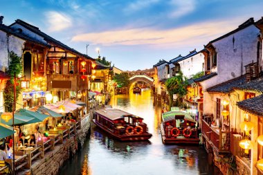 Suzhou, Çin Yangtze Nehri güneyinde birçok antik kentler ile ünlü su yeridir.