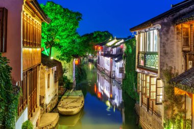 Zhouzhuang, Çin Suzhou alan bir ünlü su yeridir. Yangtze Nehri güneyinde birçok antik kentler vardır.
