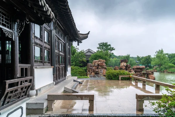 雨の中 中国揚州で古典的な中庭 — ストック写真