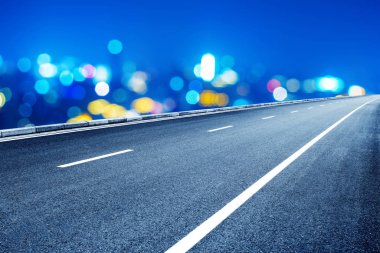 Şehir gece görünümü, asfalt yol ışıkları önünde