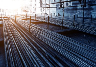 İnşaat alanında inşaat geçmişi olan beton takviyesi için çelik çubuk.