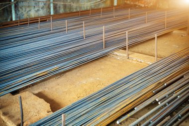 İnşaat alanında inşaat geçmişi olan beton takviyesi için çelik çubuk.