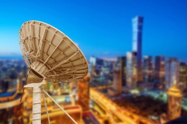 Uydu anten girişi şehrin yüksek binalar