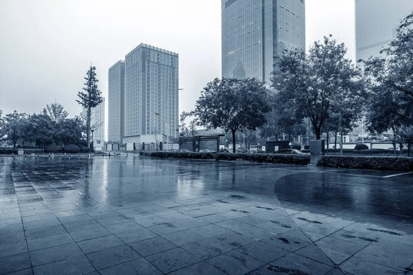 中国西安的街道和摩天大楼的大雨 — 图库照片