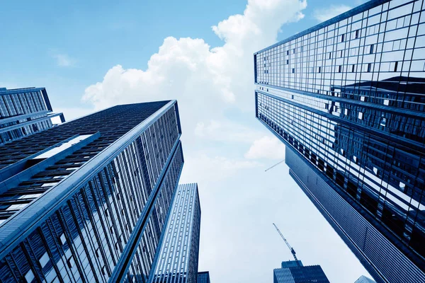 Vista Inferior Rascacielos Modernos Distrito Negocios Contra Cielo Azul —  Fotos de Stock