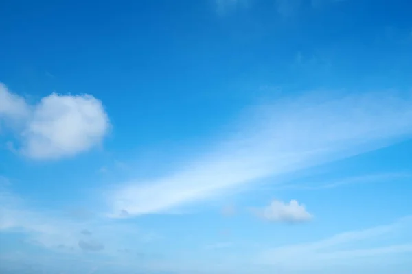 Beyaz Bulutlu Mavi Gökyüzü Arkaplanı — Stok fotoğraf