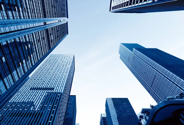 Vista Inferior Rascacielos Modernos Distrito Negocios Contra Cielo Azul —  Fotos de Stock