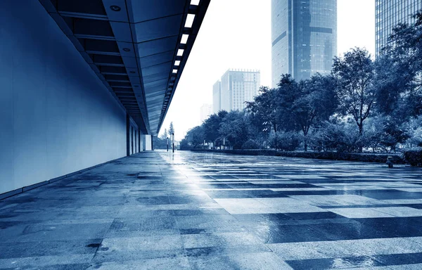 Onderaanzicht Van Moderne Wolkenkrabbers Zakendistrict Tegen Blauwe Lucht Stockfoto