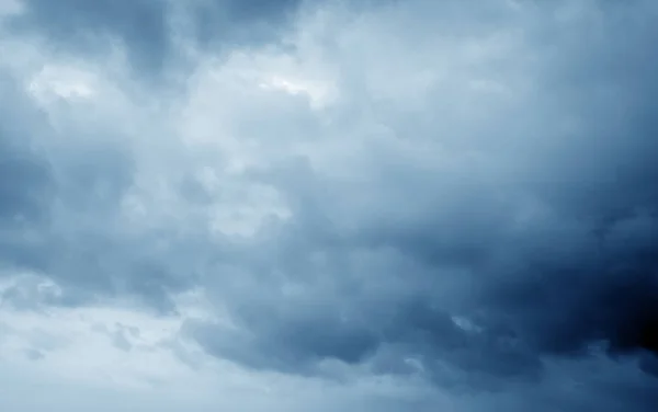雷雨前の暗い雲の背景 ロイヤリティフリーのストック画像