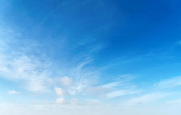 Blauwe Lucht Achtergrond Met Witte Wolken Stockafbeelding