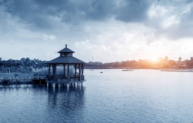 Bulutlu okyanus ve gökyüzü