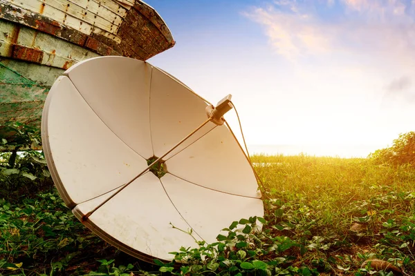 Satelliet Antenne Aan Zee — Stockfoto