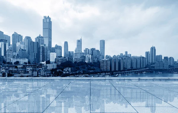 Lege Marmeren Vloer Met Stadsgezicht Skyline Wolkenlucht — Stockfoto