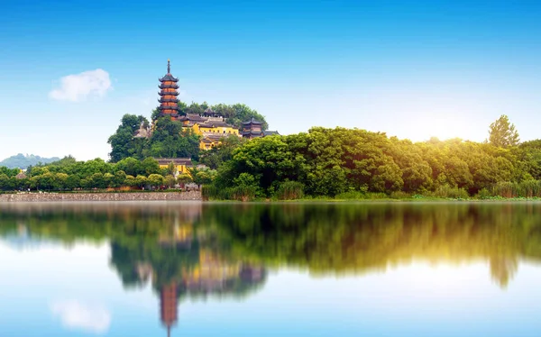 Jinshan Yangtze Nehri Güneyinde Bir Budist Kutsal Yerdir Zhenjiang Çin Telifsiz Stok Fotoğraflar