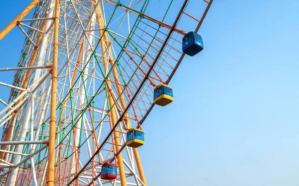 Ferris Wiel Tegen Een Blauwe Lucht Stockfoto